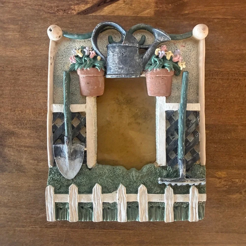 VintageStyle 3D Garden Theme Resin Picture Frame Picket Fence Watering Can Decor